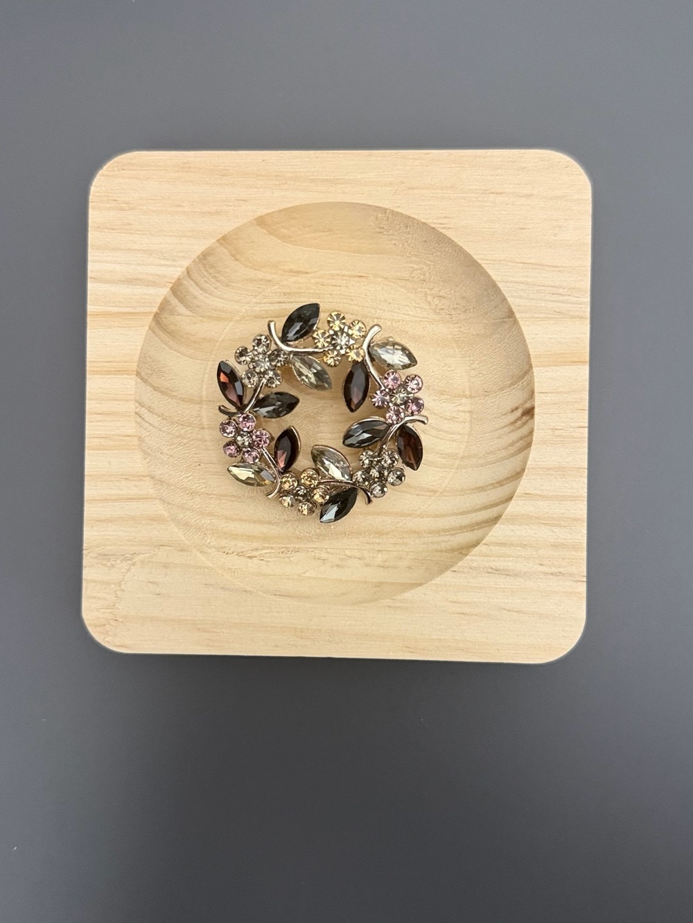 Vintage Floral Rhinestone Wreath Brooch Pin Gold Tone Crystal Statement